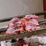 温石 - 二膳目の混ぜご飯用に金目鯛のカマを炭火で焼いてほぐします