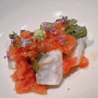 温石 - 蒸したエボ鯛。春菊の苦味と叩いたトマトの甘味と酸味が調和しておりました