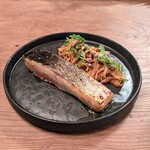 Seminare 輕井澤 - 標津町のマスに、黒田五寸人参、野生のピスタチオ、自家製マスタード、行者ニンニクの花。マスがとろけるように旨い