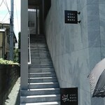 USHIWAKAMARU - ２階お店への階段