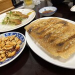 東北家 - 麻辣ピーナッツ、餃子