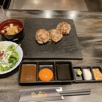 神戸牛ステーキ&カフェ ノーブルウルス 三宮店 - サラダ、みそ汁、ハンバーグ3個、ソース