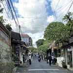 Warung biah biah - 店の前の通りは細いながらも日中観光客で賑わってます