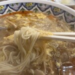 Chuugoku Ra-Men Saka E - スープとよく絡む細麺！