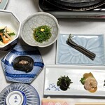 えびや旅館 - 奥左・ひやしる、奥中・おかひじき、奥右・蔵王わらび一本漬け、前左・昆布巻き、前右・山菜盛り合わせ（くわだい胡麻、うるい海老、あけびの新芽）