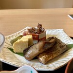 魚源 - ハマチは漬けからの焼きで（焼きたてでもない）