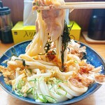 Udon Sanka - 肉のせ冷たま　麺リフト