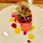 シャンピ - ビーツやズッキーニのソース　壁にあるアートのような前菜