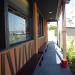 大砲ラーメン - 外の待合席【掲載承諾済】