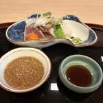 山玄茶 - お造り(鰹・鯛・たこ・紋甲いか）を胡麻たっぷりのポン酢とわさび醤油で