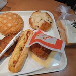 サンエトワール - ある日の発酵バターメロンパン209円、レーズンブル231円、ベーコンポテトフランス248円、とろ～りカレーパン264円、絹生食パン356円、塩チョコクロワッサン