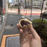 Takemura - 餡は、北海道の小豆の「こし餡」サラッとして甘さは控えめですが、お茶などで流されるのを待つように鎮座します。