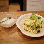 龍 刀削麵 - セットのサラダと杏仁豆腐
