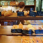 Ｂｒｅａｄ Ｃｒａｆｔ　オオウラ - パンをスライスしていただいています。