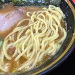 大元家 - 製麺所不明で気持ち細めの中太麺。