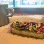 EARTH BAKERY & CAFE - ベジタブルサンド　chaya系列だそうでマクロビ寄りのメニューそこそこ。お野菜はみずみずしくさっぱりして、パンはリッチなタイプ。コーヒーがイマイチか？　カウンター席には電源あり