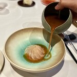 レストラン ナズ - １~２ヶ月発酵の２種類のトマトの酢 ざくろ 生のいちじくの葉のオイルを合わせたソース