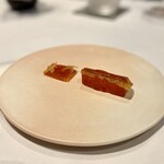 レストラン ナズ - １ヶ月寝かした生のサーモンと３年目の奈良漬 ・燻製したサーモンの表面 発酵させた金柑の皮 すぶりの塩漬け