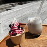 足湯カフェ　チットモッシェ - ベリーソースのソフトと本わらび餅ドリンク
