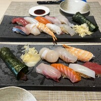 くずし寿司割烹 海月 - 手前　"7巻握り"   奥　"10巻握り"