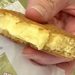 ミヤトヨ - 半分に割ったところ。プロセスチーズのブロックが入ってます！