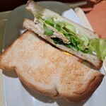 ドトールコーヒーショップ - 私の好きなB.L.T.サンドが作りたてで、しかも低価格で頂けるのが嬉しい。