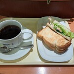 ドトールコーヒーショップ - モーニングの　C セット(ベーコン、レタス、トマト)を、　コーヒーをラージサイズで。(税込￥550。2024年6月時点)