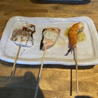炭火焼イタリアン 海串 ブラーチェ - 季節の串。イカ、サーモン、エビ