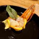 ウエストパパ - アルゼンチン赤海老のミキュイ、海老味噌と海老のジュのソースで 　２皿目は赤海老