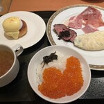 富山産コシヒカリを観音温泉水で炊き上げたご飯に、イベリコ豚の生ハム、無農薬の玄米を食べて育った鶏から生まれた”玄米卵”を使用したオムレツ、いくらの醤油漬け。