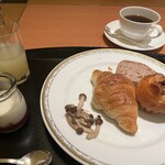 SATSUKI - ピエール•エルメ•パリのパン(1番右)とヨーグルト。