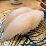 回転寿し トリトン - 【2023年10月】ひらめの昆布〆北海道産＠473円。