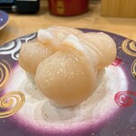 回転寿し トリトン - 【2023年10月】ほたて北海道産＠330円。