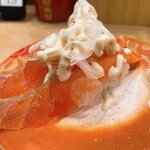 回転寿し トリトン - 【2023年10月】サーモンのガーリックマヨ＠286円。