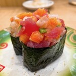 回転寿し トリトン - 【2023年10月】海鮮爆弾軍艦＠242円。