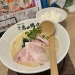 麺や 鳥の鶏次 - 鶏そば¥880、ライスセット+¥100