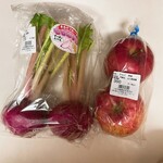 八紘学園 農産物直売所 - 【2023年10月】もものすけ＠170円／２本、りんご：昴林＠350円／2個、買ってみた。