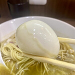 ヌードル＆スパイスカレー 今日の1番 - 店主からのサービス(右隣りの人は無し) ※いつも玉子なのに今日は＋チャーシュー迄ありがとうございます！