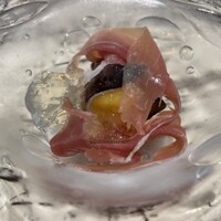 Global French Kitchen 雫 - ③鳥貝、生ハム、マンゴーのアンサンブル　
                     昆布出汁ジュレ