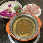 回転鍋 長福 - 火鍋カレー味 全景。
おひとり様用の鍋でお好みの具材を自由に取って自分で煮込むスタイルです。