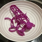 回転鍋 長福 - 鍋の具材たちはこんな洗濯バサミみたいなヤツに挟まれて適量にまとめられてます。
最後はこの洗濯バサミの数を数えてお会計するシステムです。
回転寿司でいう皿の役割だね。