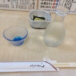 信濃 - 日本酒（たぶん浦霞）とお通しの野沢菜