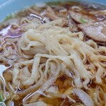 航海屋 - ボリューム感のある平打ち麺。縮れ麺でもオーダーできます。