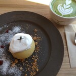 LODGE CAFE - ピスタチオチーズケーキと抹茶ラテ