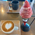 LODGE CAFE - いちごモンブランソフトとカフェラテ