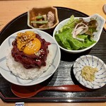 馬肉料理 小桜 - うにのせユッケ丼定食　1,980円(税込)