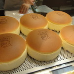 りくろーおじさんの店 なんば本店 - 焼きあがったチーズケーキです。焼印が押してありますが焼き上がりすぐはまっさらです。