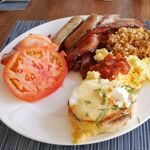 The veranda at The Beachhouse - エッグベネディクト等のビュッフェ