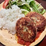 ショット&ワイン エヌバー - ひき肉のコロッケ〜トマトソース〜