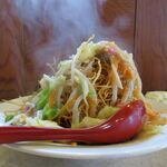 長崎ちゃんぽん・皿うどん 球磨 - 揚げたての細麺の上にかけた案から立ち上る湯気